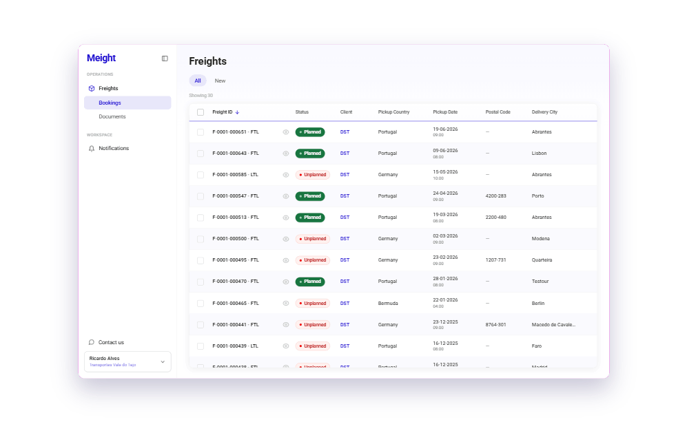 The customer portal freights list, each freight with its status.
